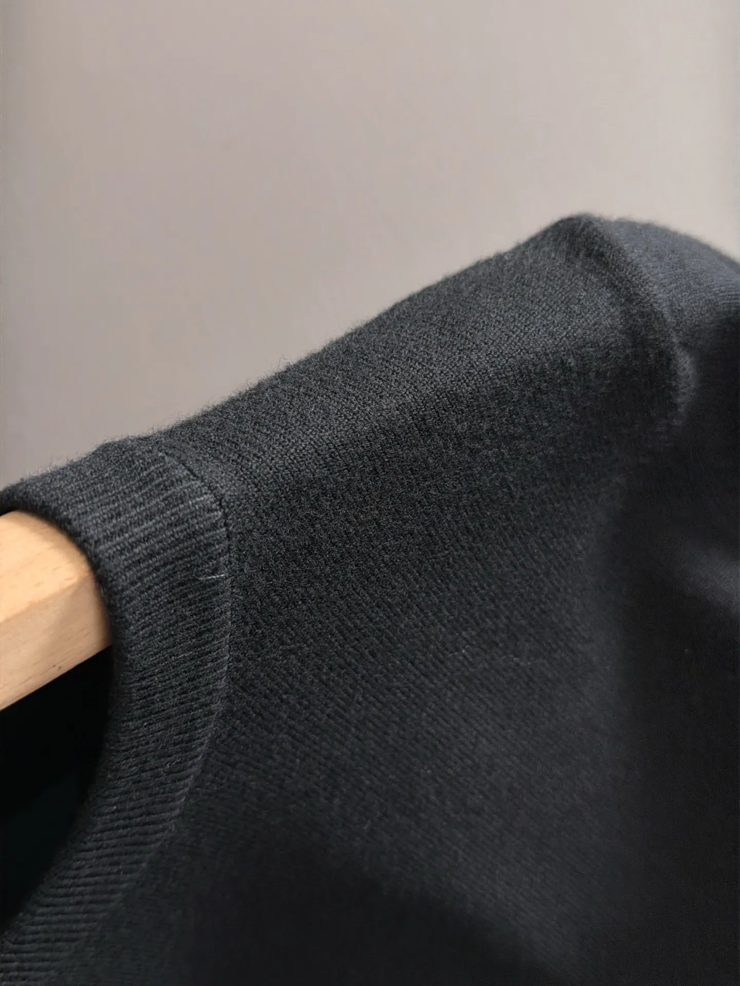 The latest knitted sweaters from Balenciaga’s 2026 Autumn and Winter official website are now on sale at the counter for Hot Sale! Specially made of wool blended fabric. It feels comfortable and can be directly in contact with the skin. The logo badge is exquisitely embroidered, which is extremely eye-catching! The details highlight the fashionable charm of big brands. Exquisite workmanship. Three-dimensional cutting style. The wearing effect is invincible and handsome! All three standards are complete! Sizes:M-3XL